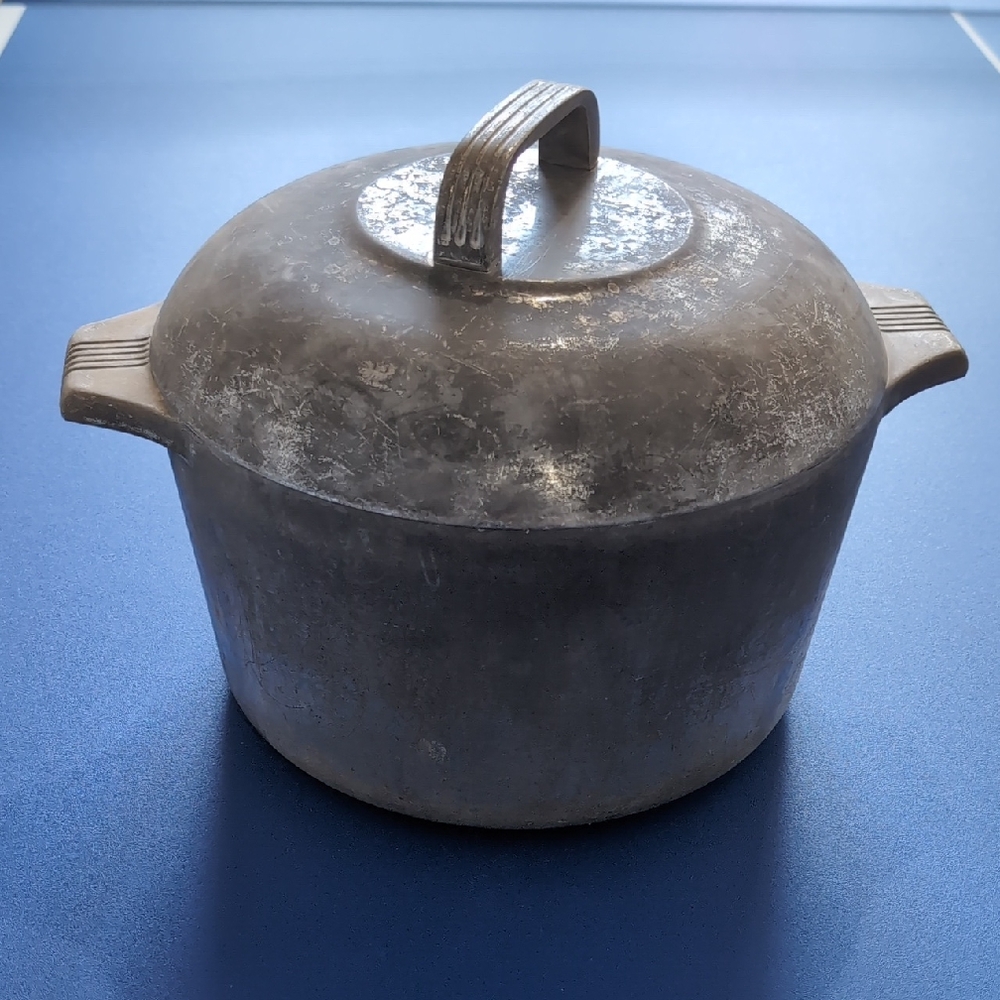 Elegant Gray Cast Iron Dutch Oven